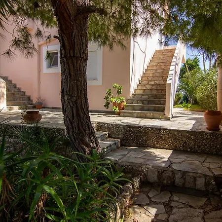 Near To The Beach Apartment Vergaiika